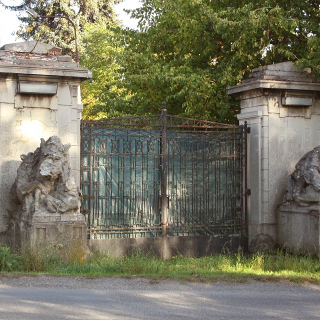 Panenské Břežany, Lower Castle